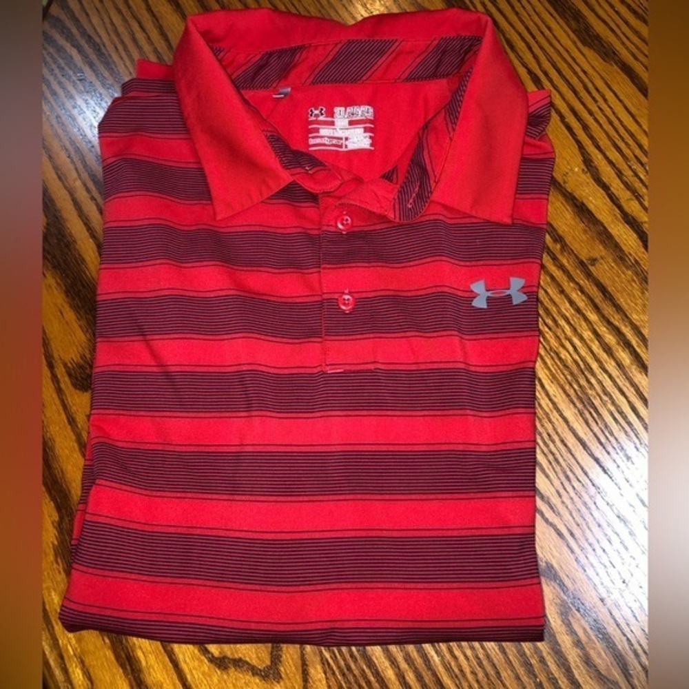 UNDER ARMOUR SIZE 2XL/TG RED & BLUE STRIPED SHORT SLEEVE LOOSE FIT POLO.